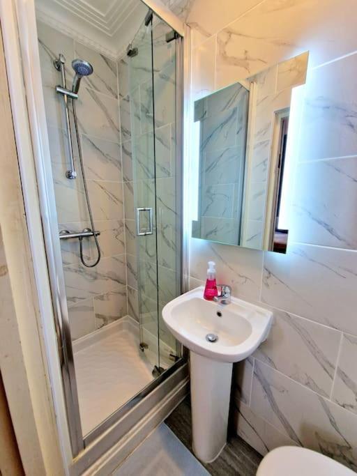 Charming Home With Private Balcony, On 1St Floor, With 2 Bathrooms, 3 Min Walk To Earl'S Court Station London Luaran gambar
