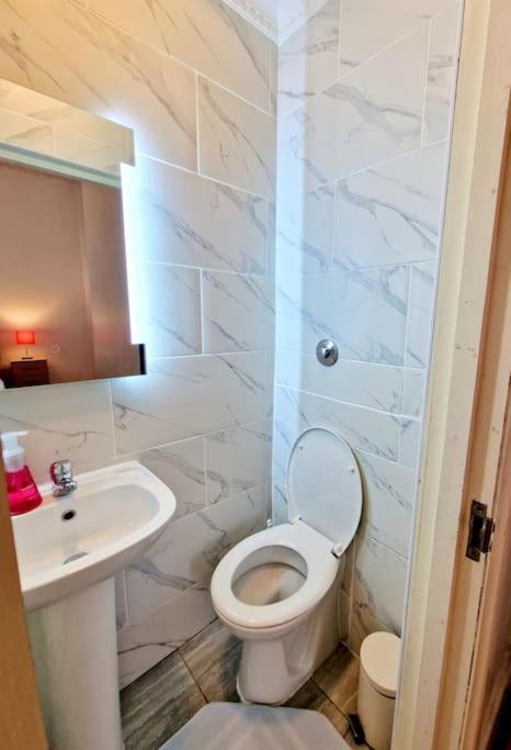Charming Home With Private Balcony, On 1St Floor, With 2 Bathrooms, 3 Min Walk To Earl'S Court Station London Luaran gambar