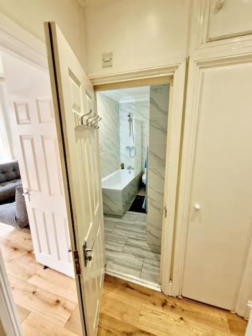 Charming Home With Private Balcony, On 1St Floor, With 2 Bathrooms, 3 Min Walk To Earl'S Court Station London Luaran gambar